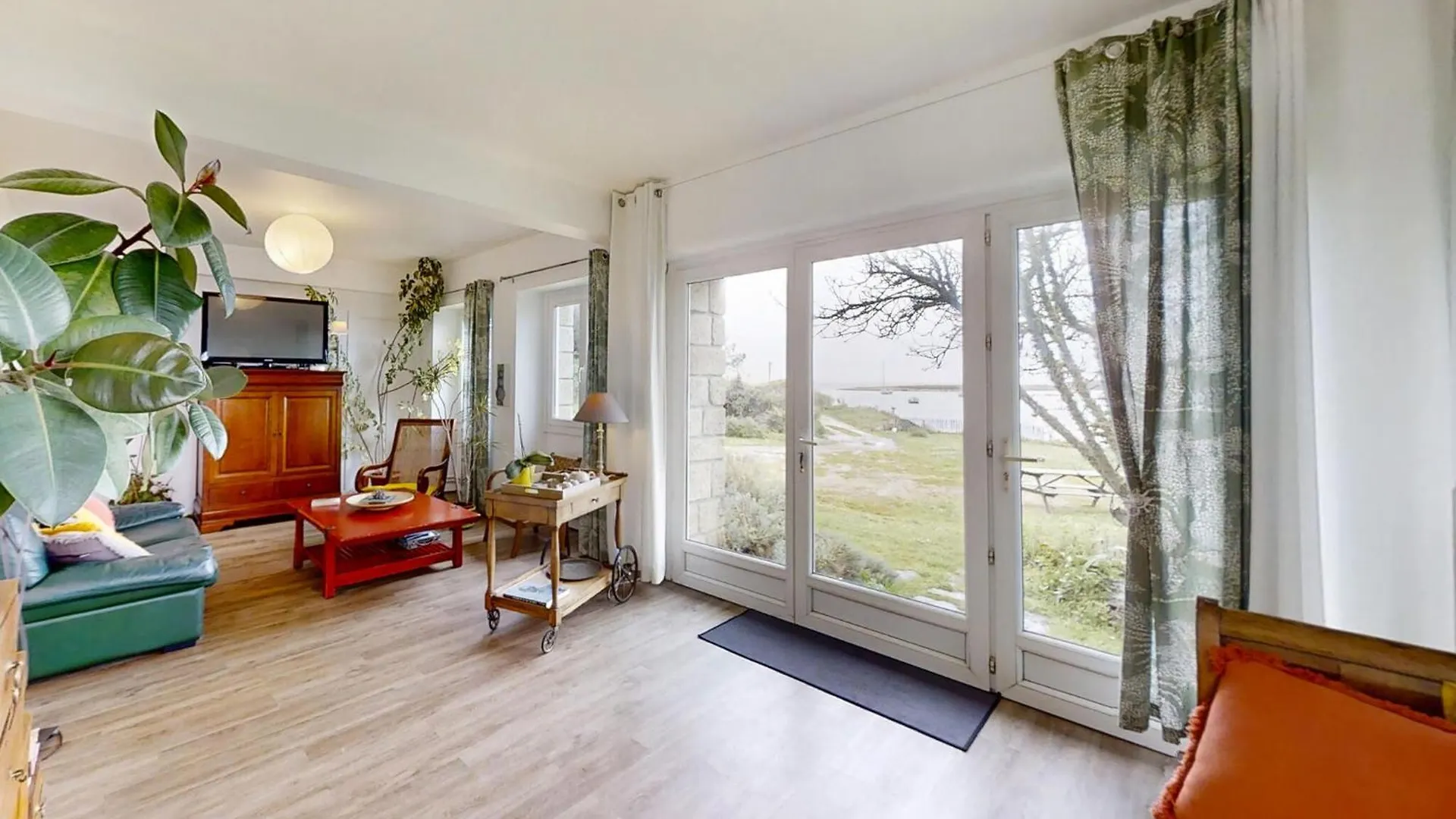 3 Bedroom Awesome Apartment In Locmariaquer